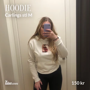 Hoodie med tryck - Köpt på carlings men knappt använd då den är lite liten för mig, stl M men som sagt lite mindre i storleken. Tryck med två läppar på
