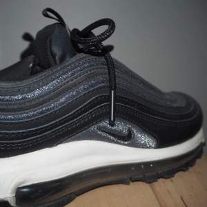 Svarta Nike air Max 97 dam. Inte använt särskillt mycket. Säljer för att jag har ett par liknande. Väldigt sköna skor som passar till mycket. Budgivning ifall det är många intresserade.