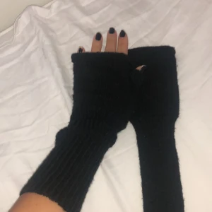 Vantar - Säljer dessa såå fina svarta stickade vantar! De är använda 1 gång så i mycket bra skick ❤️ BUD: 370kr ❤️