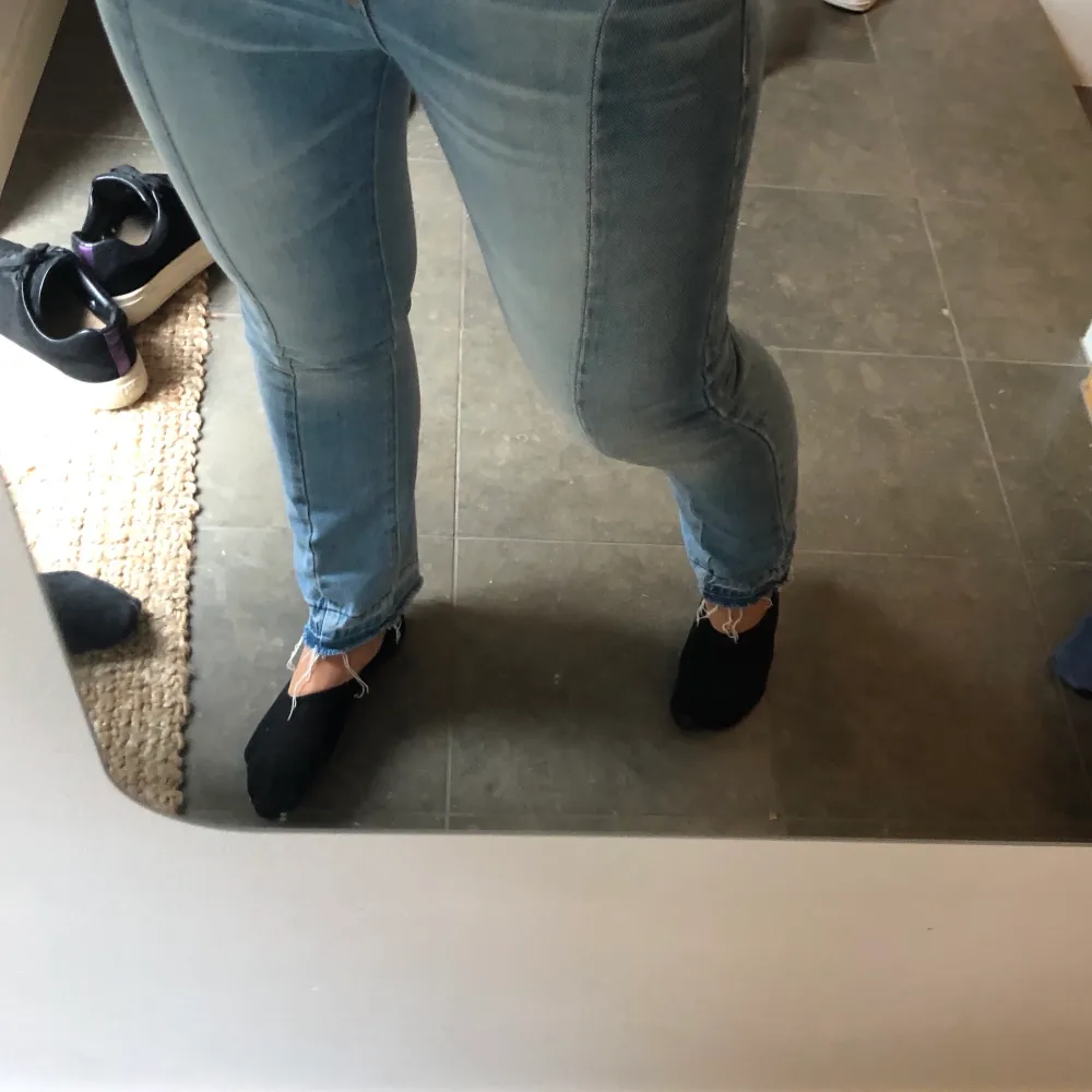 Jättesnygga jeans från mango. Endast använda ett fåtal gånger då de va lite försmå för mig från första början, därpå inga slitningar. Köparen står för frakt❤️💗(lånad bild). Jeans & Byxor.