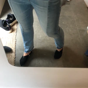 Jeans från mango stl 34 - Jättesnygga jeans från mango. Endast använda ett fåtal gånger då de va lite försmå för mig från första början, därpå inga slitningar. Köparen står för frakt❤️💗(lånad bild)
