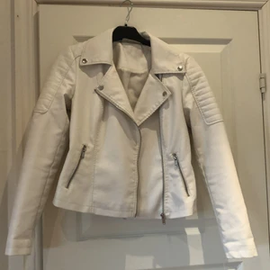 Vit skinnjacka  - Fin skinnjacka från vero Moda använd fåtal gånger. Storlek s, 200kr