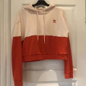 Hoodie från Adidas  - Snygg hoodie i storlek s, 200kr