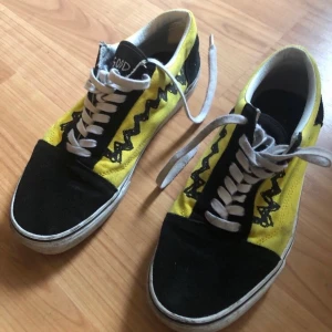 Vans x peanuts strl 42,5 - Har knappt använt. Vans i storlek 42,5 med Charlie Brown tema från snobben 