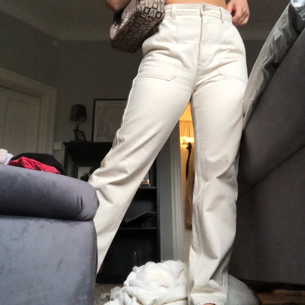 Beiga/ vita jeans ifrån weekday💜. Jeans & Byxor.
