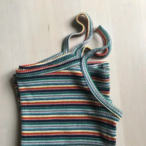 Kort linne i fina färger✨ - Ett kort randigt linne i fina färger. Kommer från Brandy Meliville i XS 