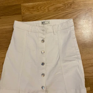 Kjol med knappar, 36 - Vit kjol med knappar, storlek 36. Bra skick