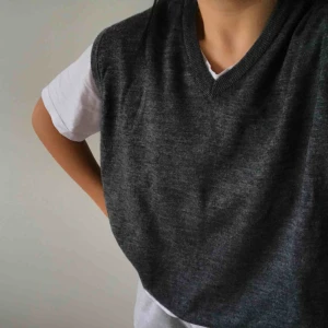  - Grå stickad väst från Wolsey som är använd 2 gånger. Håller värmen bra så den är perfekt nu i vinter. Köparen står för frakten och står inte för postens slarv 🧚🏽‍♀️