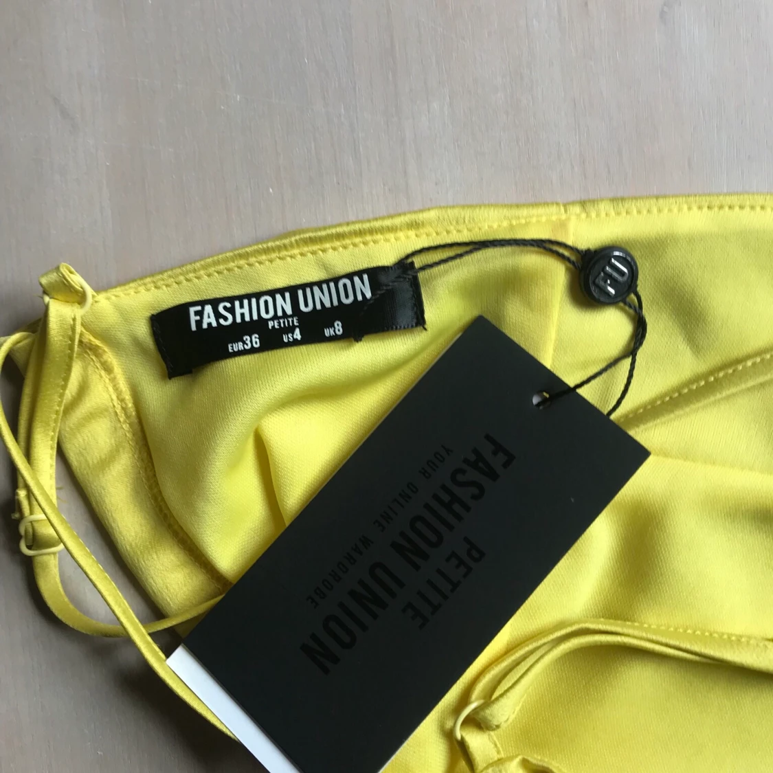 Gul byxdress med öppen rygg - 91