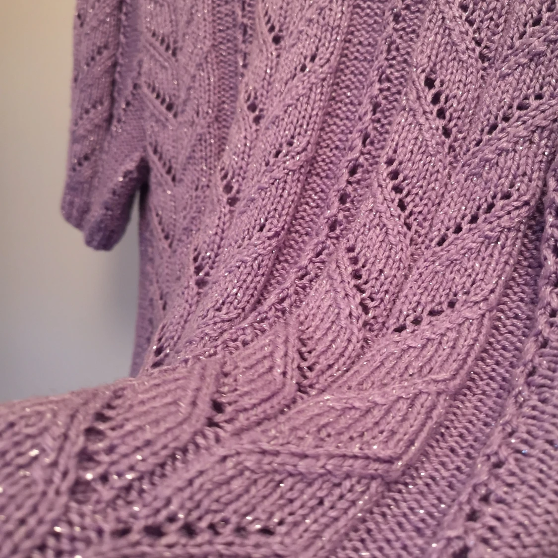 Stickad Pastell lila tröja med lite glitter  - 91