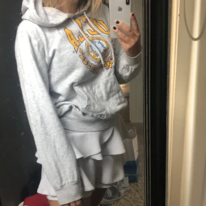 Hoodie - Säljer denna såå fina och sköna hoodie. ❤️den är i super bra skick! Skulle säga att den passar en xs/s