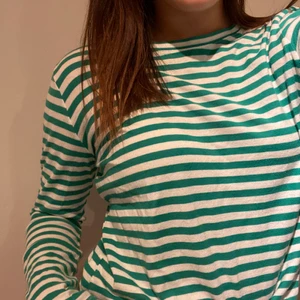 Långärmad  - En jättefin långärmad tröja från NAKD, knappt använd💗frakt ingår inte💗