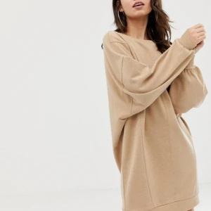 Tjocktröja - Oversize tjocktröja. Storlek 36. Superfint skick då jag använt den max tre gånger. Försökte fota men fick aldrig till en rättvis bild av färgen på tröjan. 