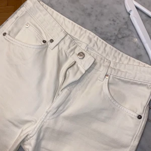 Jeans från ARKET - modell: Flared Cropped Jeans från arket. Helt oanvända. Storlek 27