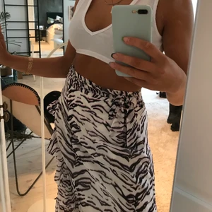 Superfin långkjol - Kjol från bikbok som använts en gång. I storlek 42 men den är omlott så de va inga som helst problem för mig att ha på sig som är 38