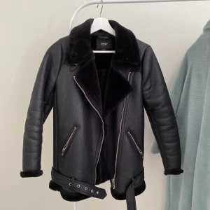 BIKER JACKET från ONLY storlek XS - BIKER JACKET från ONLY storlek XS.                      Kan skicka fler bilder på jackan vid intresse! Köparen står för frakten/kan mötas upp! 🧚🏻‍♀️
