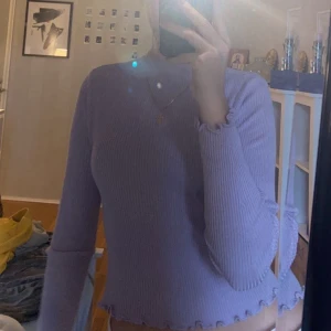 Lila tröja - Assnygg långärmad ribbad lila tröja från Pull&bear i storlek M! Har använts ett fåtal gånger men är i super bra skick! (Priset kan diskuteras + frakt)