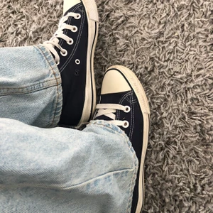 Converse  - Mörkblåa🦋 uppskattad storlek 38, säljer för d e för små för mig. ⚡️ sä trendiga och snygga. Osäker på om de är äkta då jag fick de av min kusin.Många är intreserade! Den som budar högst får de! Budet just nu: 290kr