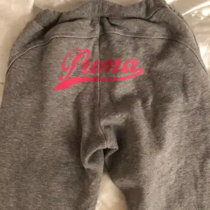 Puma trekvartslånga shorts. Gråa med rosa puma logga och text där bak. För barn stl M men passar som en 32/34. Hör av er vid fler frågor eller bilder❣️