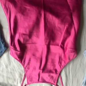 Mislissibel x NAKD - (Vet inte varflr bilderna hamnade upp och ner) säljer mitt otroligt snygga linne från NAKD i storlek ca men passar även s och m beroende på hur man vill att det ska sitta. Supersnygg rygg som ni ser på andra bilden! Endast använd en gång!