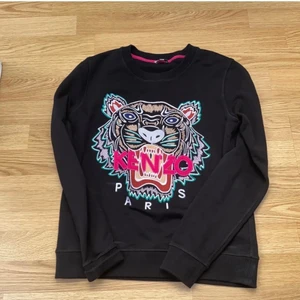Kenzo tröja - Köpte en äkta kenzo tröja och när jag fick hem den så va den för liten för mig. Den är i storlek S så den är helt ny. Säljer den nu så jag vill köpa en i större storlek. Köparen står för frakten! :)