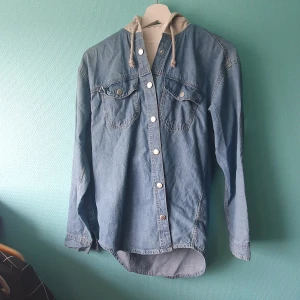 H&M jeans hoodie jacket - Comfortable hoodie jacket from h&m, worn once. Shipping not included ❤