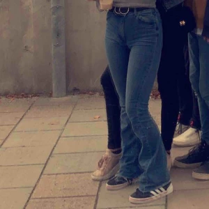  - säljer dessa byxor pågrund av att jag inte använt dom så mycket!! säljer dom för 100 kroner då nypris är 400!! köparen står för frakten(: