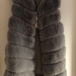 Pälsväst - Helt ny aldrig använd storlek s/m 