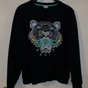 KENZO Tröja - Storleken på tröjan är L, den passar M. Inga skador eller skönhets fel. Ny pris 2199kr.