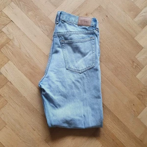 Weekday barrel W29 L30 - Weekday berral | Cond:5/10 finns enstaka hål vid vänstra knät