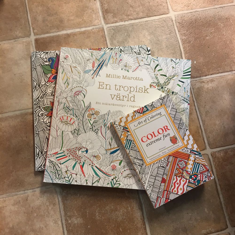 En är illustrerad av Millie Marotta, i väldigt bra kvalité. Superfina motiv😍. Den sista från TGR men med glada mönster och superkul tidsfördriv. Nästan inget målat i dessa! Säljer för att jag inte använder dem. Hoppas någon annan kan få glädje av dem.. Övrigt.