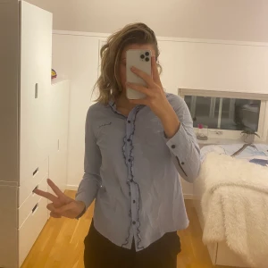 Skjorta - Bondelid  - Härligt blå skjorta ifrån Bondelid. Säljer eftersom den aldrig används:((