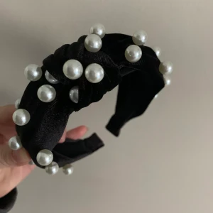 Hårband  - Hårband, aldrig använt! Super fin med pärlor på. 