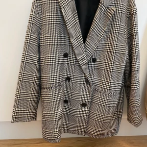 Zara höstjacka st S-M  - Fin oversize jacka från Zara stl S-M. Perfekt för höst! Fint skick! Hämtning i sthlm eller skickas mot frakt 