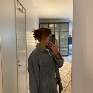 Höst/vår jacka från Zara - En väldigt fin blå Manchester jacka från zara. Säljer då den inte kommer till användning längre. Väldigt fint skick då den bara är använd ett fåtal gånger. Storleken är XS men sitter oversized.  Köptes för 400kr. Höst/vår jacka. 