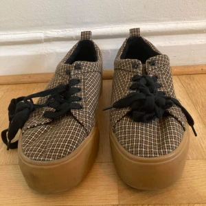 Sneakers, Bershka, str 39 - Säljer ett par sneakers med en liten "platå" från Bershka. Använda ett fåtal gånger så är därför i bra skick. Storlek 39. Säljs för 200kr. Köparen står för frakt 85 kr. 