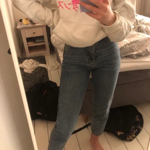 Mom jeans - Säljer mina mom jeans från Gina, köpta för 499kr. En aning korta för mig som är 166💘