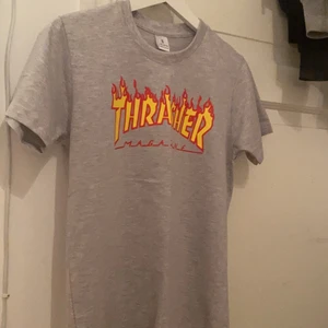 Thrasher t shirt  - Ljusgrå thrasher t shirt i as skönt material. Storlek S. Slutsåld överallt. Ordinarie pris: 449. Köparen står för frakten💓💓