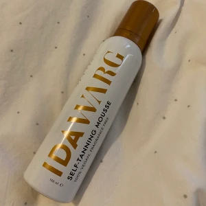 Ida Wargs brun utan sol - Säljs pågrund utav att jag ej använder den och fick den i present , flaskan är nästan hel full har bara testat en gång på armen, frakt är inräknat 
