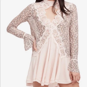 Free people blus, rosa - Intressekoll. Lång blus i färgen rosa i storleken S. Köpt från Nakd, märket Free people. Helt oanvänd, bara testad. Köpte blusen för 1200kr
