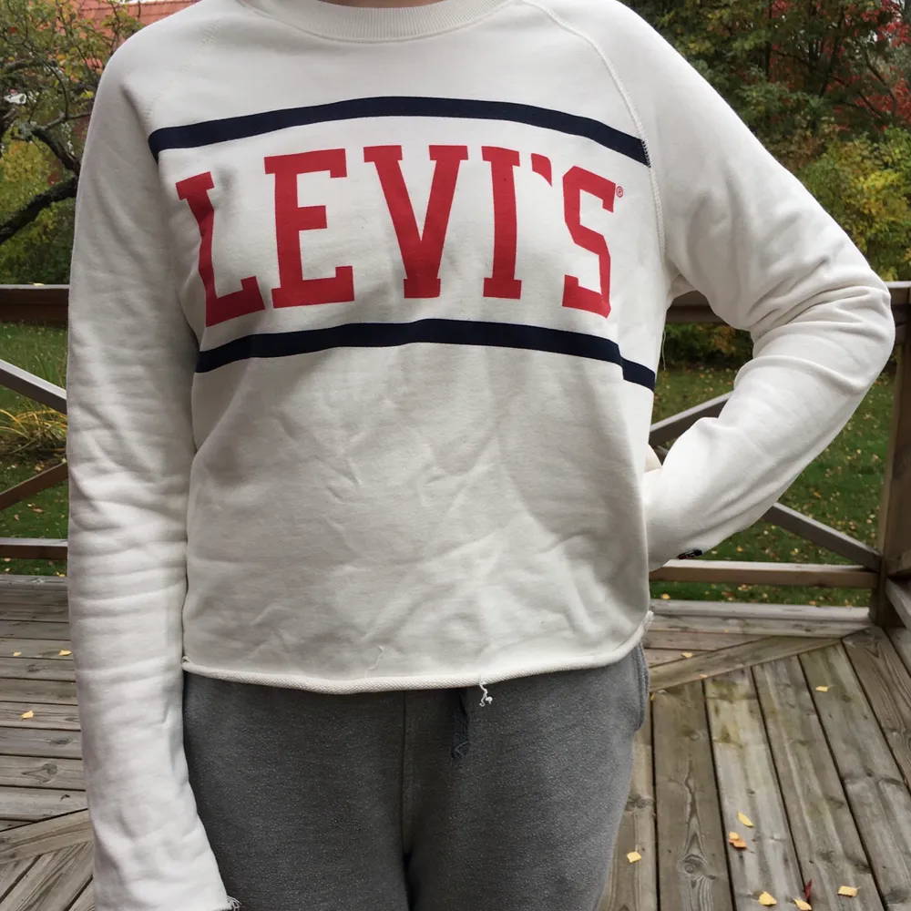 Säljer en oanvänd levi's tröja som tyvärr är för liten för mig, vilket är anledningen till att den säljs 😊. Tröjor & Koftor.