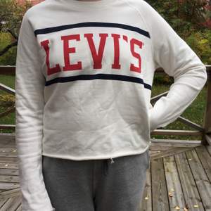 Säljer en oanvänd levi's tröja som tyvärr är för liten för mig, vilket är anledningen till att den säljs 😊