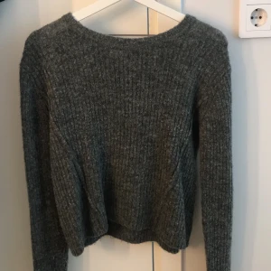 Grå stickad tröja från Bik Bok - Jättemysig stickad tröja från Bik Bok i stl XS/S. Använd ett fåtal gånger så den är i nyskick.