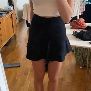 Svart kjol - En svart kjol. Sjukt mysigt material och väldigt stylish 