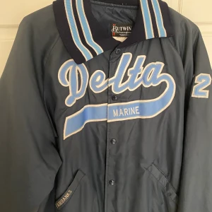 Vintage höst/vår/vinter jacka 🤩 - Säljer nu denna supersnygga trendiga vintage jacka som är köpt på beond retro. Väldigt bra skick och supersnygg säljer för den inte används och för att jag tröttnat på den.