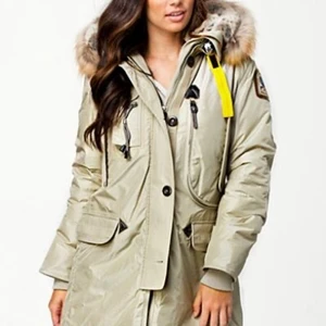 Parajumperjacka dam - Säljer min parajumperjacka st S. Det är fint skick och jag köpte den förra året. !säljer även en svart! Skriv för mer bilder.