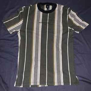 River Island Grön randigt mönster t-shirt (S) - Randigt Mönstrad t-shirt från River Island med snygg grön färg säljer för 80kr