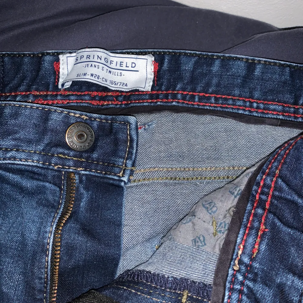 Ett par blåa slim fit jeans från märket Springfield köpta från Lanzarote säljes för 100kr.. Jeans & Byxor.
