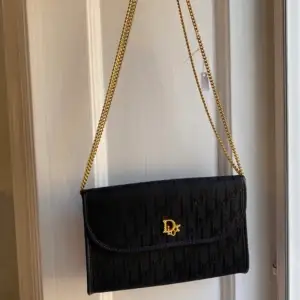 Här är fler bilden på Dior väskan, finns en annan annons mer information🤍 Man kan justera banden och ha väskan antingen på axeln eller offshoulder