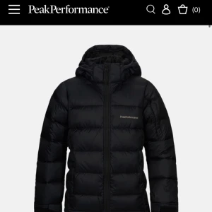 Peakjacka  - Säljer min vinterjacka sparsamt använd, jackan är i blått💙💙💙 skriv vid intresse ,pris kan diskuteras 